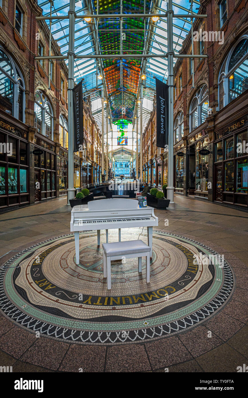LEEDS, Regno Unito - 2 giugno 2019: Victoria Quarter, uno dei la più famosa area dello shopping a Leeds, Regno Unito Foto Stock