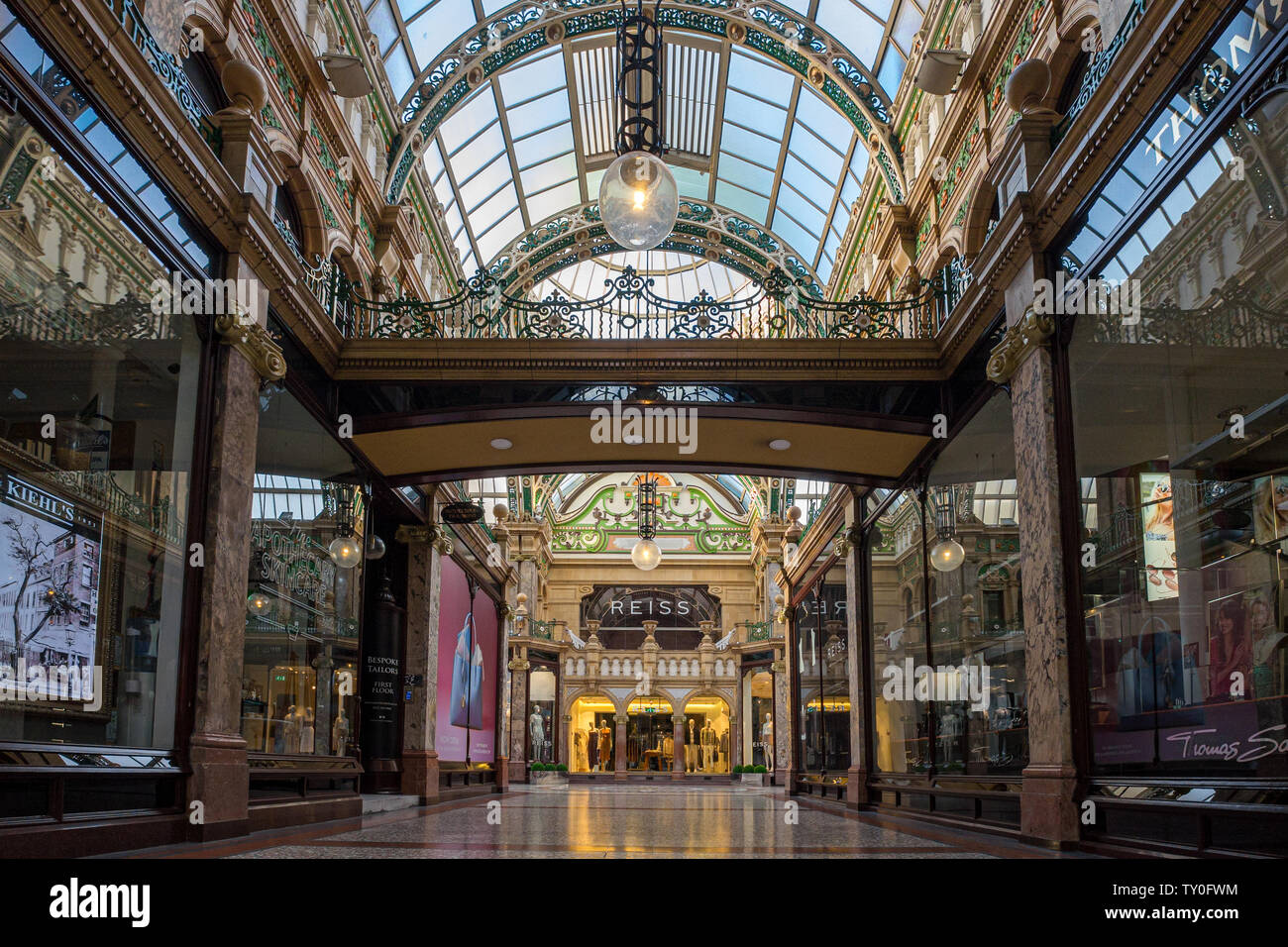 LEEDS, Regno Unito - 2 giugno 2019: Victoria Quarter, uno dei la più famosa area dello shopping a Leeds, Regno Unito Foto Stock