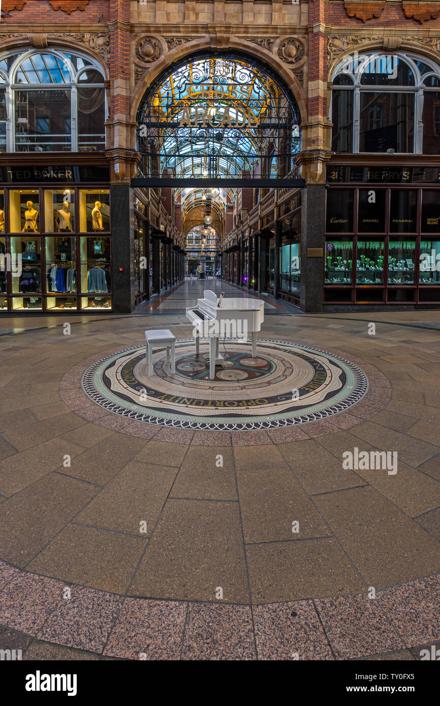 LEEDS, Regno Unito - 2 giugno 2019: Victoria Quarter, uno dei la più famosa area dello shopping a Leeds, Regno Unito Foto Stock