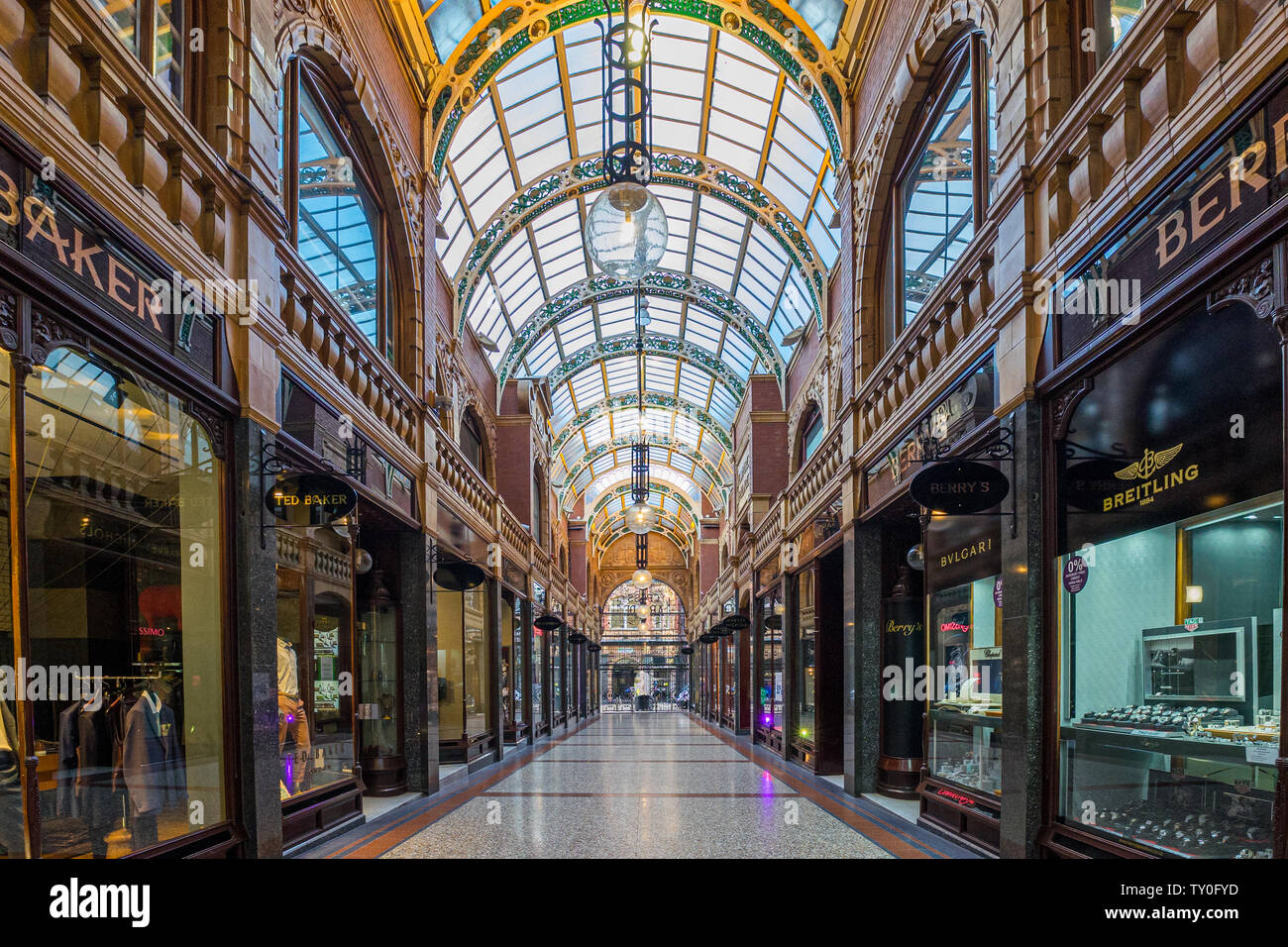 LEEDS, Regno Unito - 2 giugno 2019: Victoria Quarter, uno dei la più famosa area dello shopping a Leeds, Regno Unito Foto Stock
