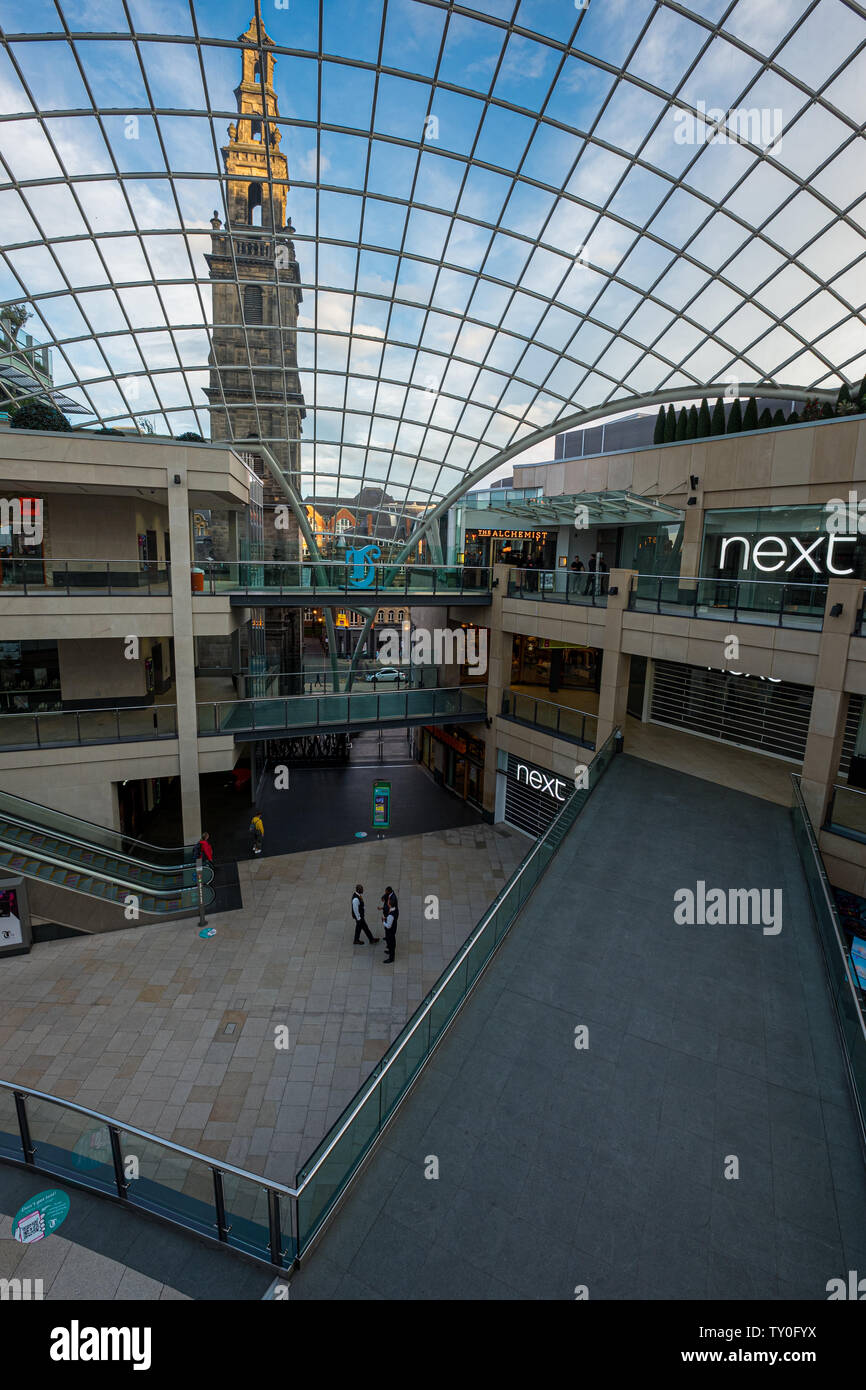 LEEDS, Regno Unito - 2 giugno 2019: Trinità Leeds, un centro commerciale nel quartiere vittoriano di Leeds, England, Regno Unito Foto Stock