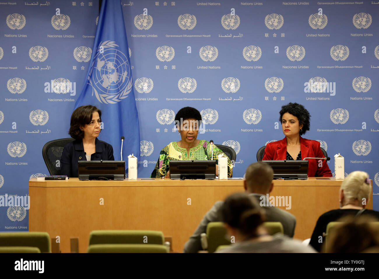 Organizzazione delle Nazioni Unite, la sede delle Nazioni Unite a New York. Il 25 giugno, 2019. Le donne delle Nazioni Unite Direttore Esecutivo Phumzile Mlambo-Ngcuka (C) parla con i giornalisti nel corso di un briefing con la stampa sulla pubblicazione del loro rapporto di punta, presso la sede delle Nazioni Unite a New York, 25 giugno 2019. Le donne delle Nazioni Unite la nuova ammiraglia relazione, "il progresso delle donne del mondo 2019-2020: famiglie in un mondo che cambia", pubblicato martedì invita la comunità internazionale a trasformare le famiglie in luoghi di uguaglianza e di giustizia, dove le donne possono esercitare la scelta e la voce. Credito: Li Muzi/Xinhua/Alamy Live News Foto Stock