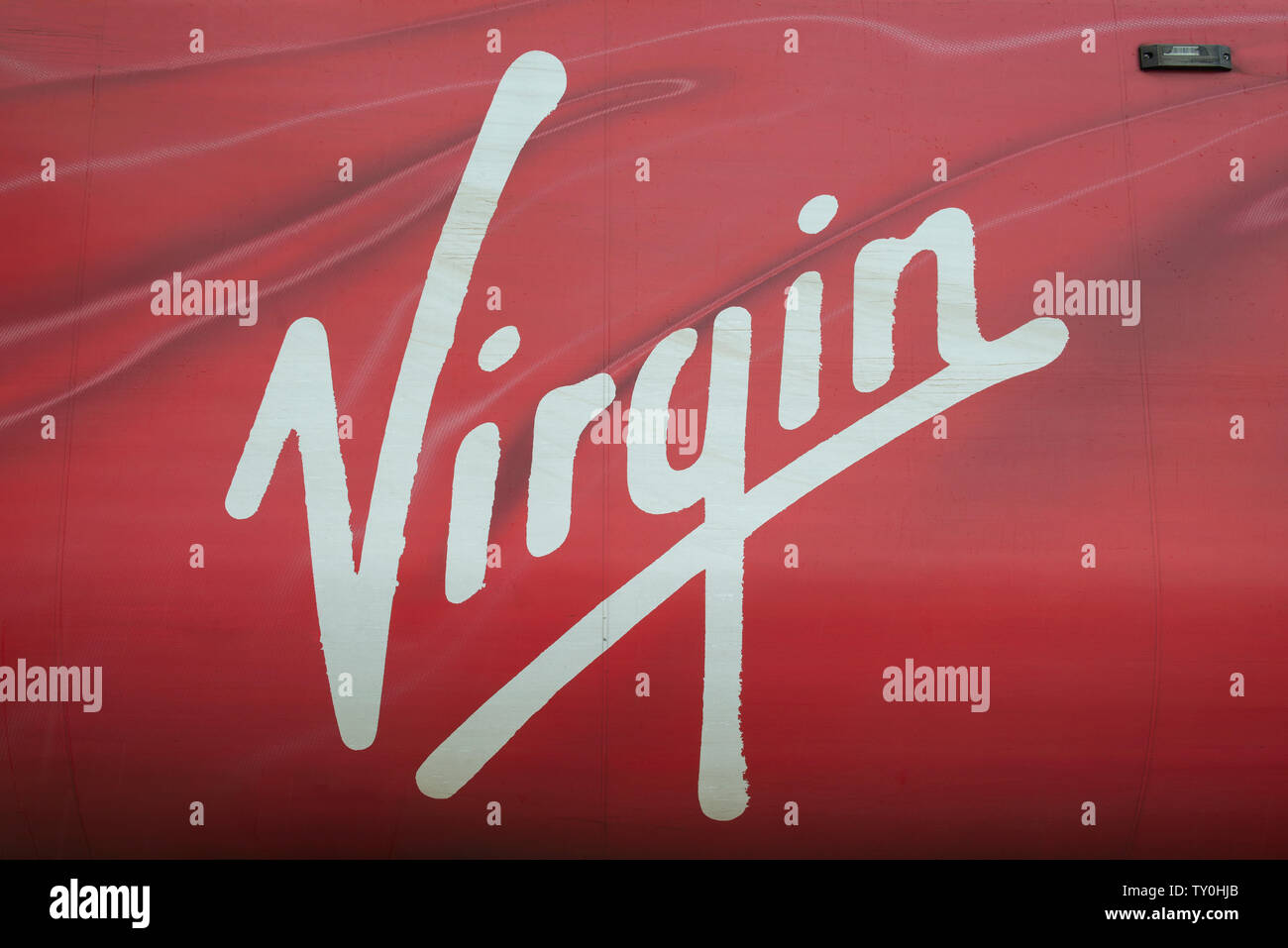 Il logo della Vergine come visto dal lato di una delle società di treni pendolino. Foto Stock