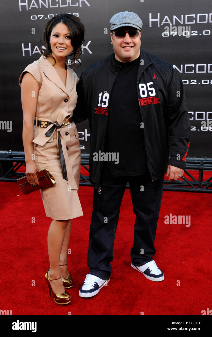 Attore Kevin James e sua moglie Steffiana De La Cruz assistere alla premiere di Motion Picture fantasy avventura 'Hancock", a Grauman's Chinese Theater nella sezione di Hollywood di Los Angeles il 30 giugno 2008. (UPI foto/Jim Ruymen) Foto Stock