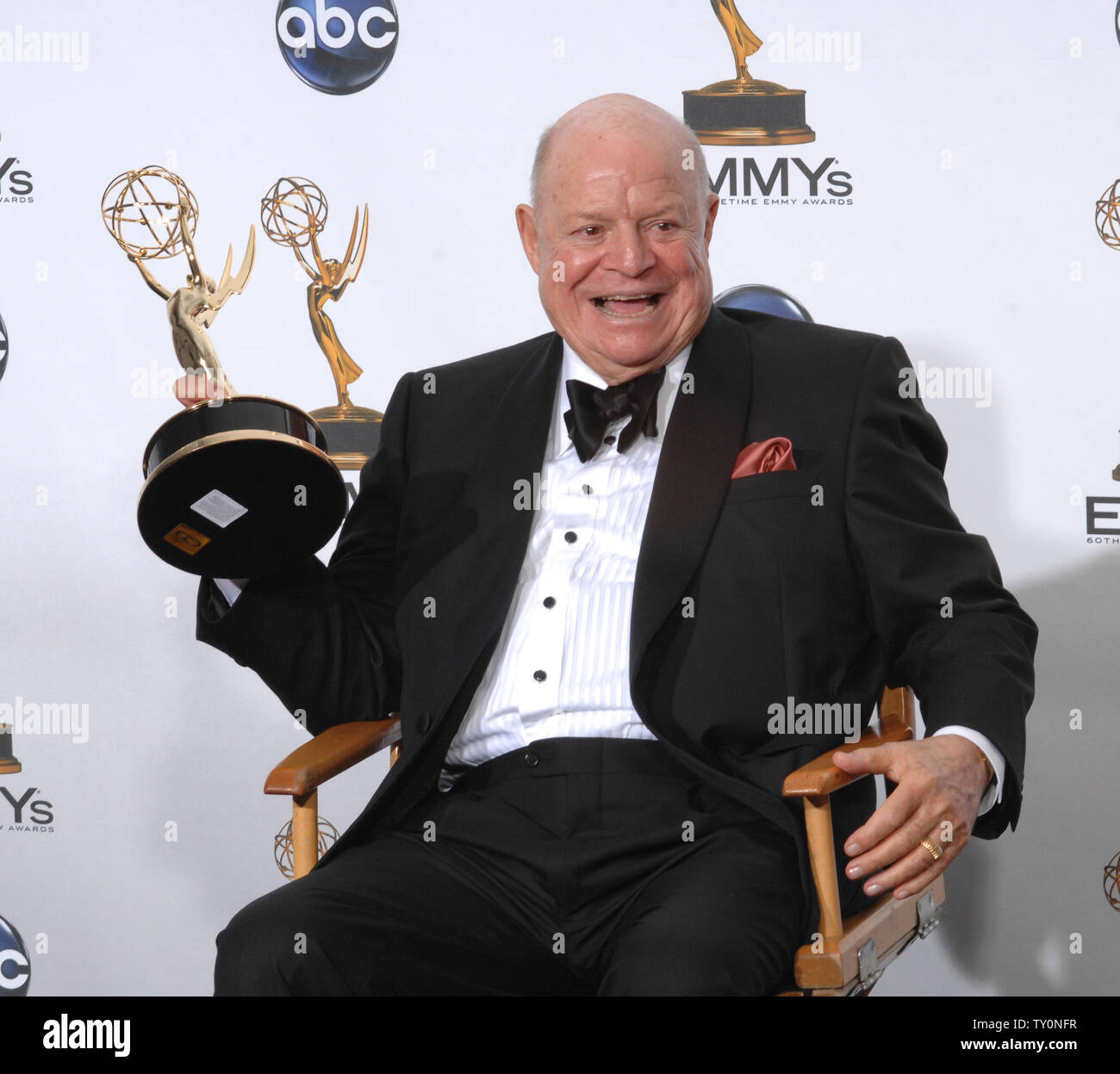 Don Rickles tiene il suo Emmy backstage al sessantesimo Primetime Emmy Awards presso il Nokia Center di Los Angeles il 21 settembre 2008. (UPI foto/Scott danneggia) Foto Stock