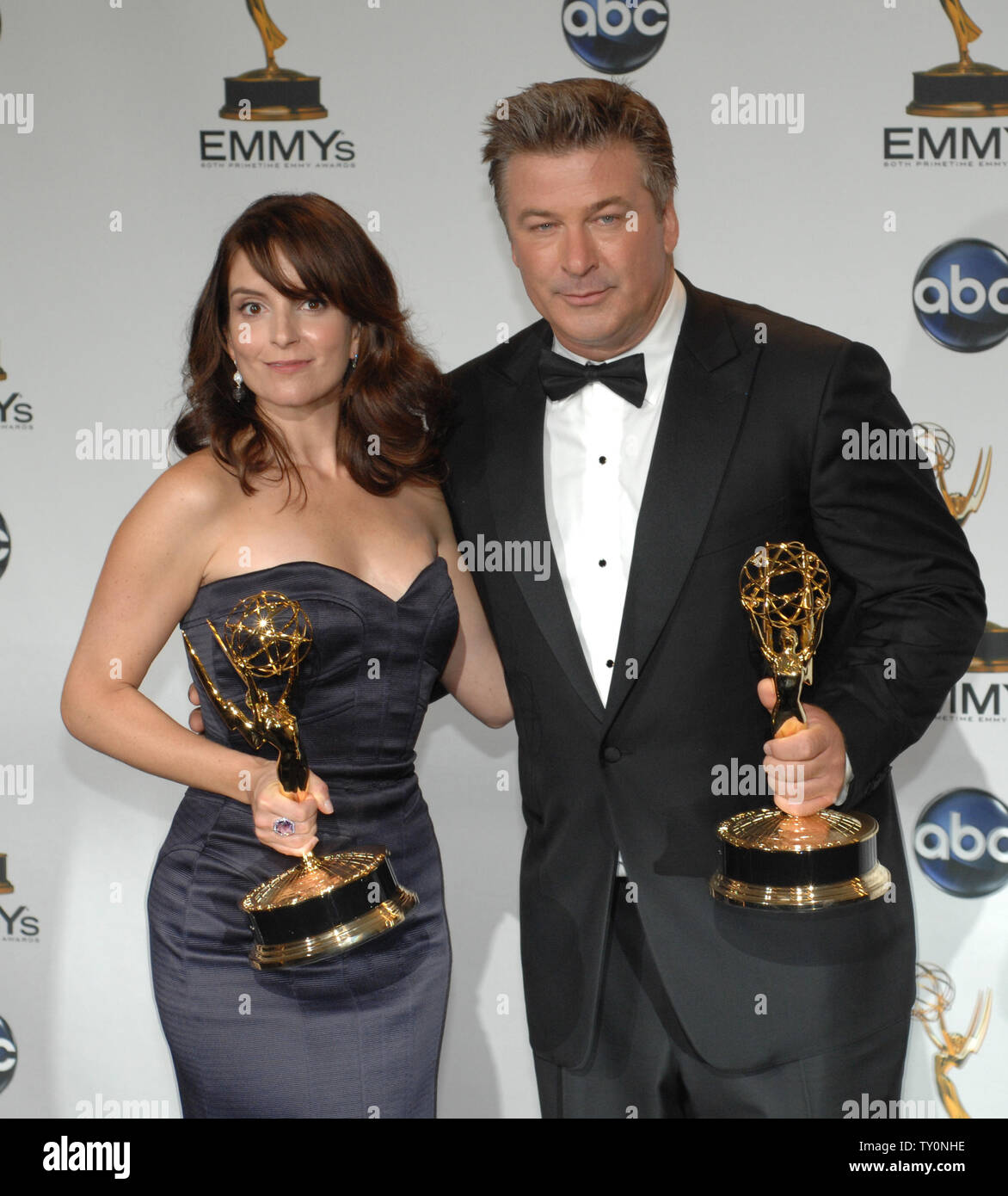 Tina Fey e Alec Baldwin appaiono dietro le quinte con Emmy Awards per il loro lavoro su "Roccia 30' al sessantesimo Primetime Emmy Awards presso il Nokia Center di Los Angeles il 21 settembre 2008. (UPI foto/Scott danneggia) Foto Stock