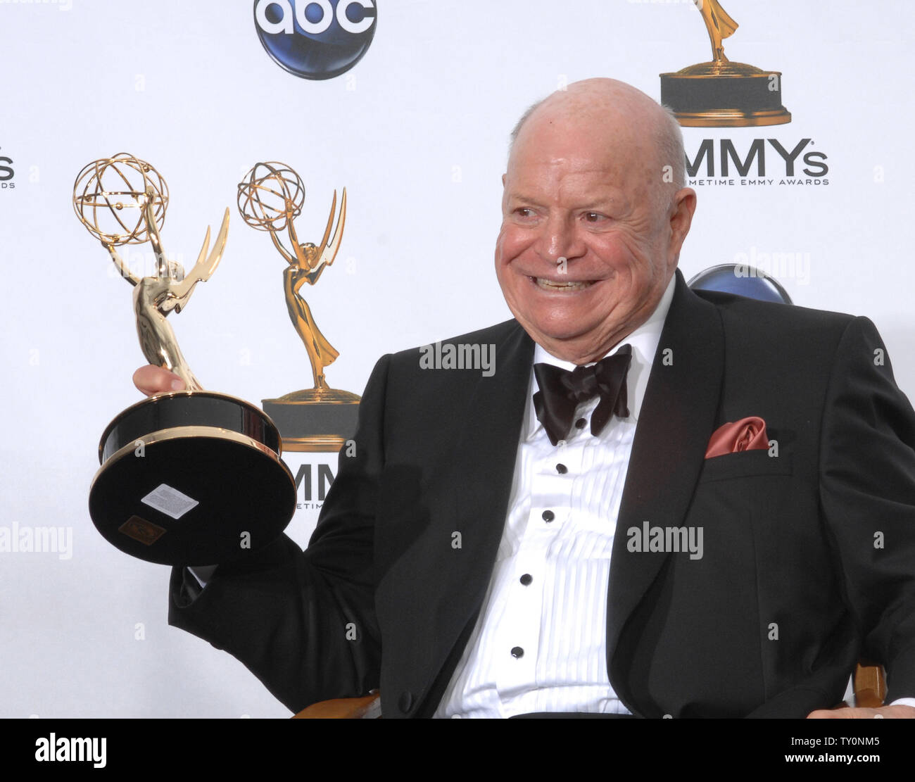 Don Rickles tiene il suo Emmy backstage al sessantesimo Primetime Emmy Awards presso il Nokia Center di Los Angeles il 21 settembre 2008. (UPI foto/Scott danneggia) Foto Stock