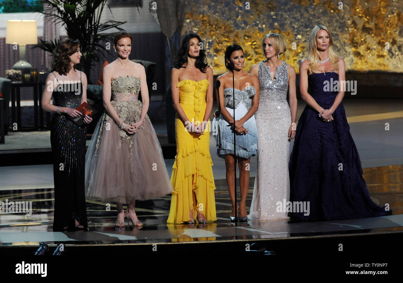 Il cast di 'Desperate casalinghe' Dana Delany, Marcia Cross, Teri Hatcher, Eva Longoria, Felicity Huffman e Nicollette Sheridan (L-R) prendere la fase al sessantesimo annuale di Primetime Emmy Awards a Los Angeles il 21 settembre 2008. (UPI foto/Jim Ruymen) Foto Stock