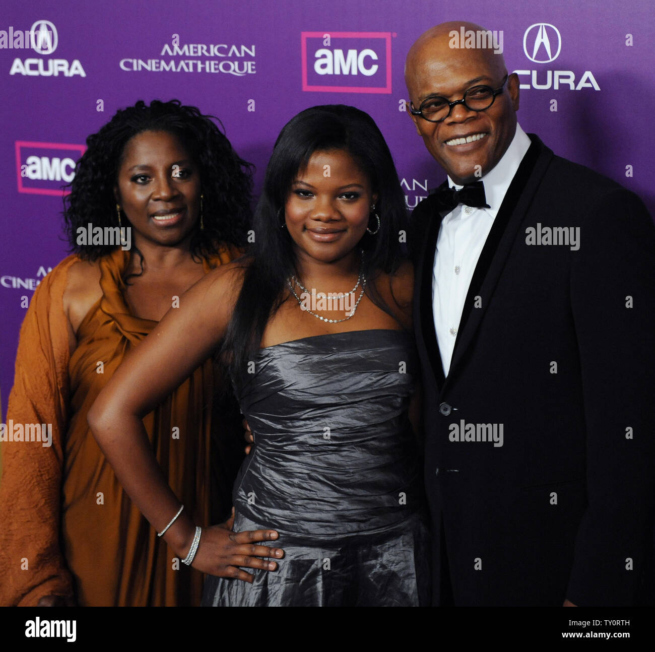 Attore e honoree Samuel L. Jackson arriva con sua moglie Latanya Richardson (L) e la loro figlia Zoe alla XXIII American Cinematheque Award gala di Beverly Hills, la California il 1 dicembre 2008. (UPI foto/Jim Ruymen) Foto Stock