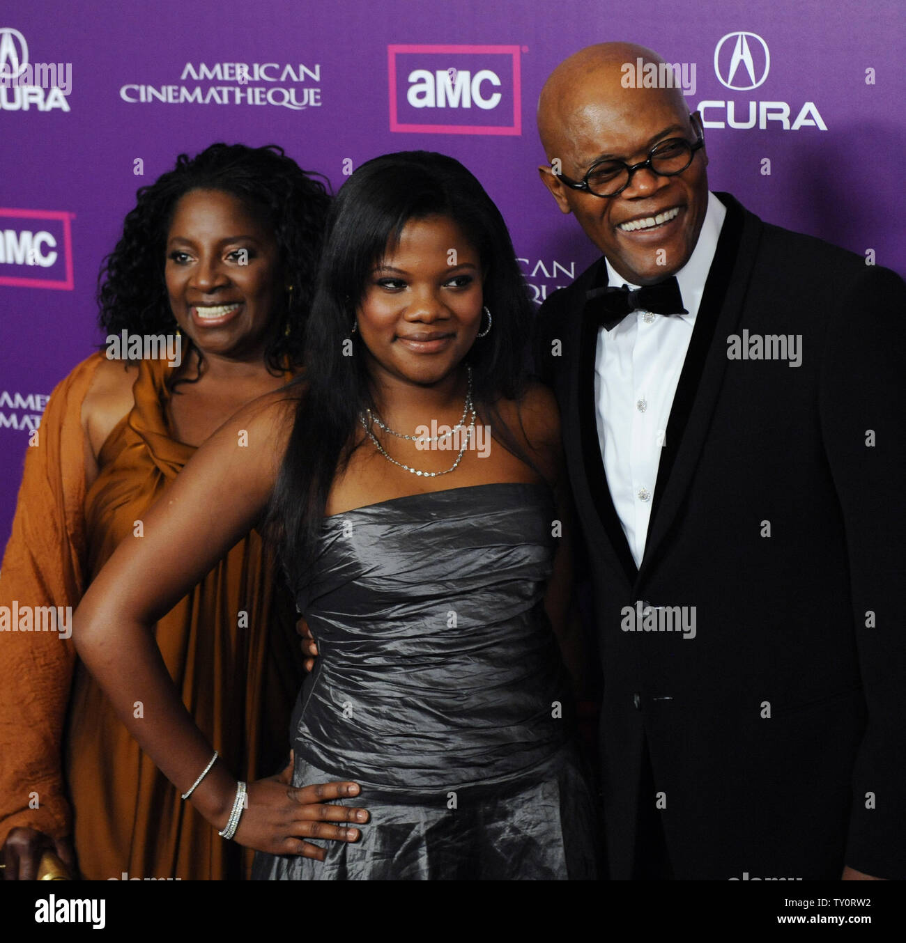 Attore e honoree Samuel L. Jackson arriva con sua moglie Latanya Richardson (L) e la loro figlia Zoe alla XXIII American Cinematheque Award gala di Beverly Hills, la California il 1 dicembre 2008. (UPI foto/Jim Ruymen) Foto Stock