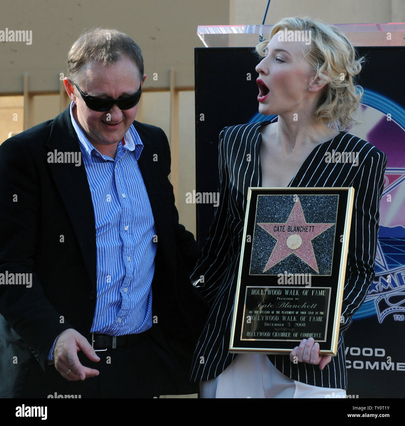 Andrew Upton punti in corrispondenza della placca di sua moglie, attrice australiana Cate Blanchett dopo che lei ha ricevuto una stella sulla Hollywood Walk of Fame durante una cerimonia di inaugurazione a Los Angeles il 5 dicembre 2008. Blanchett era 2,376th celebrità per essere onorato con una stella sulla Walk of Fame. (UPI foto/Jim Ruymen. Foto Stock