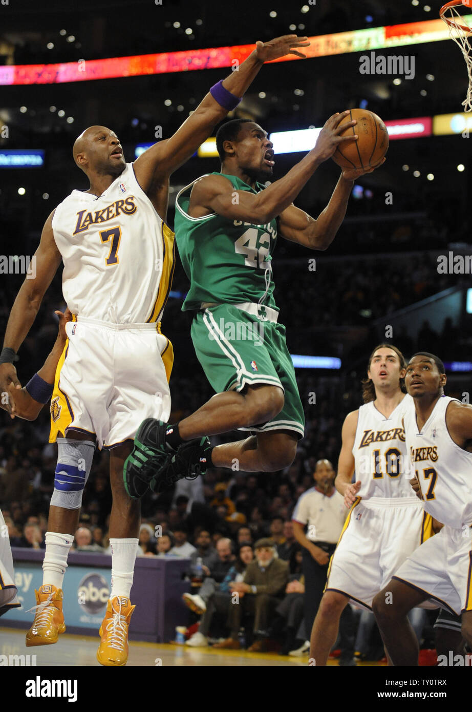 Boston Celtics' Tony Allen (45) va al cestello come Los Angeles Lakers' Lamar Odom (7) difende durante il primo semestre a Los Angeles il 25 dicembre 2008. Lakers battere i Celtics 92-83 terminando i Celtics 19 game winning streak. (UPI Photo/ Phil McCarten) Foto Stock