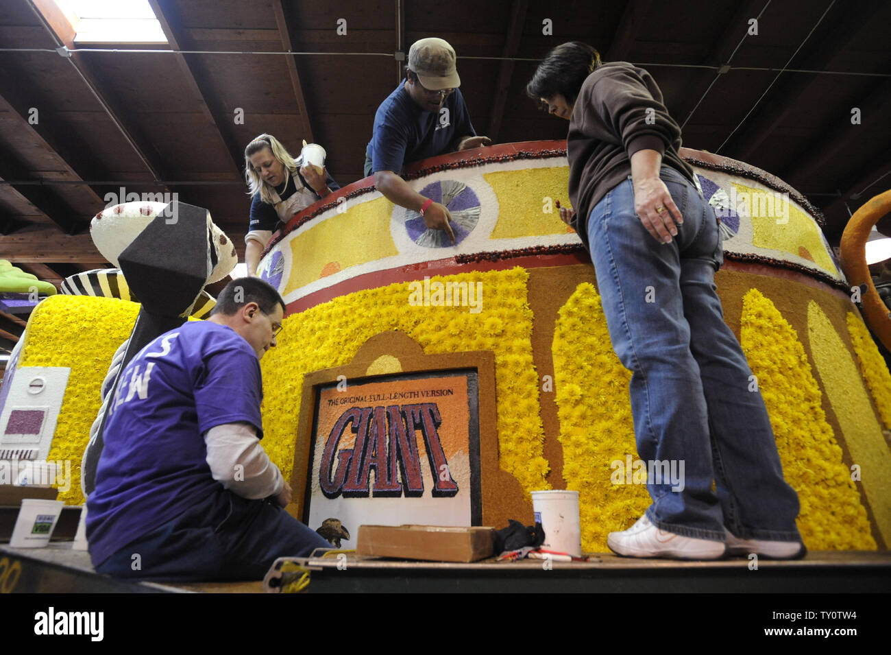 Volontari luogo fiori freschi sul galleggianti come preparazioni sono fatte per il centoventesimo Rose Parade di Pasadena, in California, il 30 dicembre 2008. Quest'anno la sfilata è a tema Hats Off to entertainment e si terrà il 1 gennaio 2009. (UPI Photo/ Phil McCarten) Foto Stock