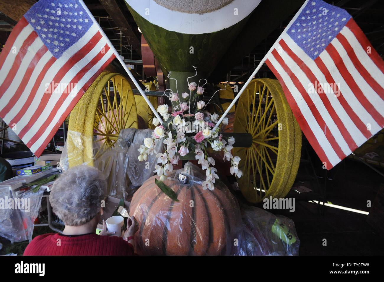 Volontari luogo fiori freschi sul galleggianti come preparazioni sono fatte per il centoventesimo Rose Parade di Pasadena, in California, il 30 dicembre 2008. Quest'anno la sfilata è a tema Hats Off to entertainment e si terrà il 1 gennaio 2009. (UPI Photo/ Phil McCarten) Foto Stock