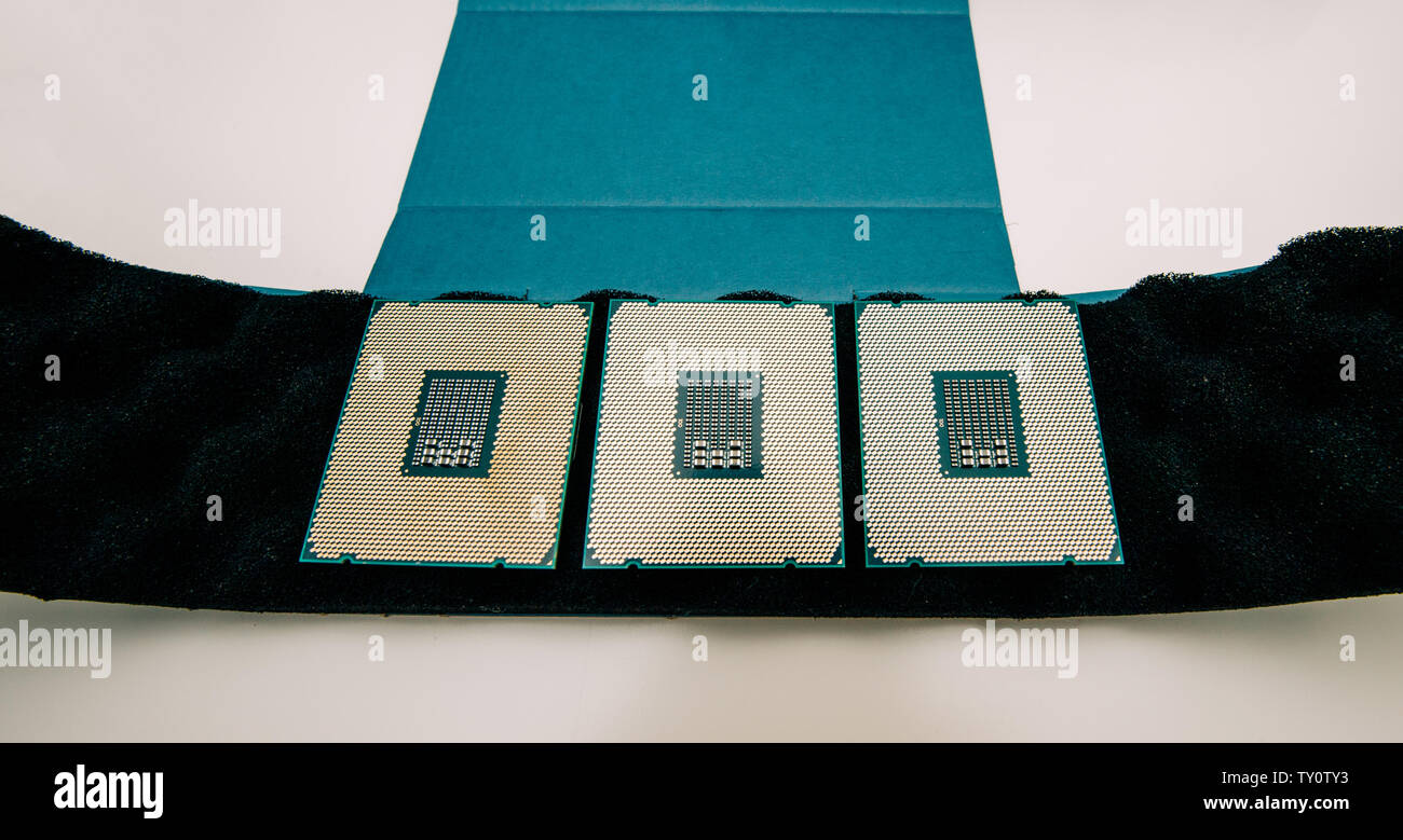 Al di sopra di vista di tre nuove nuove e potenti e5-2687W Intel Xeon professional processore CPU Broadwell FCLGA2011-3 unboxing Foto Stock