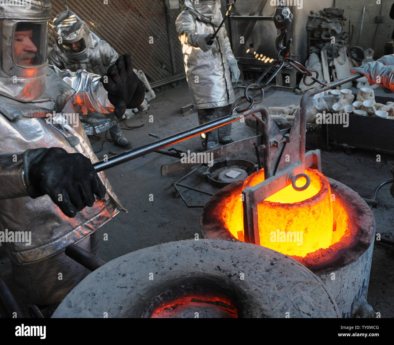 Operai preparare il bronzo fuso metallo che deve essere versata in stampi durante la colata del premio di cooperativa di attori di schermo statuette presso la American Fine Arts Fonderia di Burbank, in California, il 14 gennaio 2009. L'attore statuette saranno consegnati ai vincitori durante la quindicesima SAG Awards che si terrà il 25 gennaio a Los Angeles. (UPI foto/Jim Ruymen) Foto Stock