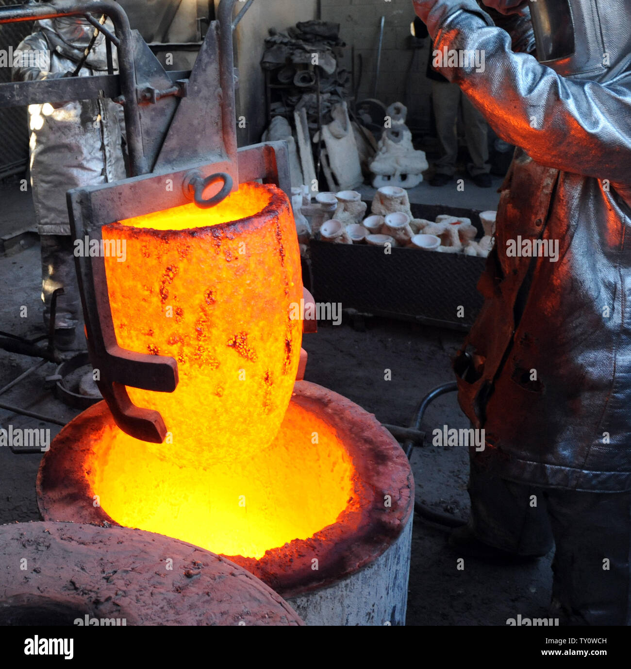 Operai preparare il bronzo fuso metallo che deve essere versata in stampi durante la colata del premio di cooperativa di attori di schermo statuette presso la American Fine Arts Fonderia di Burbank, in California, il 14 gennaio 2009. L'attore statuette saranno consegnati ai vincitori durante la quindicesima SAG Awards che si terrà il 25 gennaio a Los Angeles. (UPI foto/Jim Ruymen) Foto Stock