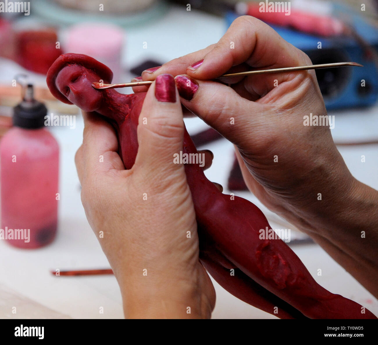 Un lavoratore mette il tocco finale a una forma di cera prima dello stampaggio e colata del premio di cooperativa di attori di schermo statuette presso la American Fine Arts Fonderia di Burbank, in California, il 14 gennaio 2009. L'attore statuette saranno consegnati ai vincitori durante la quindicesima SAG Awards che si terrà il 25 gennaio a Los Angeles. (UPI foto/Jim Ruymen) Foto Stock