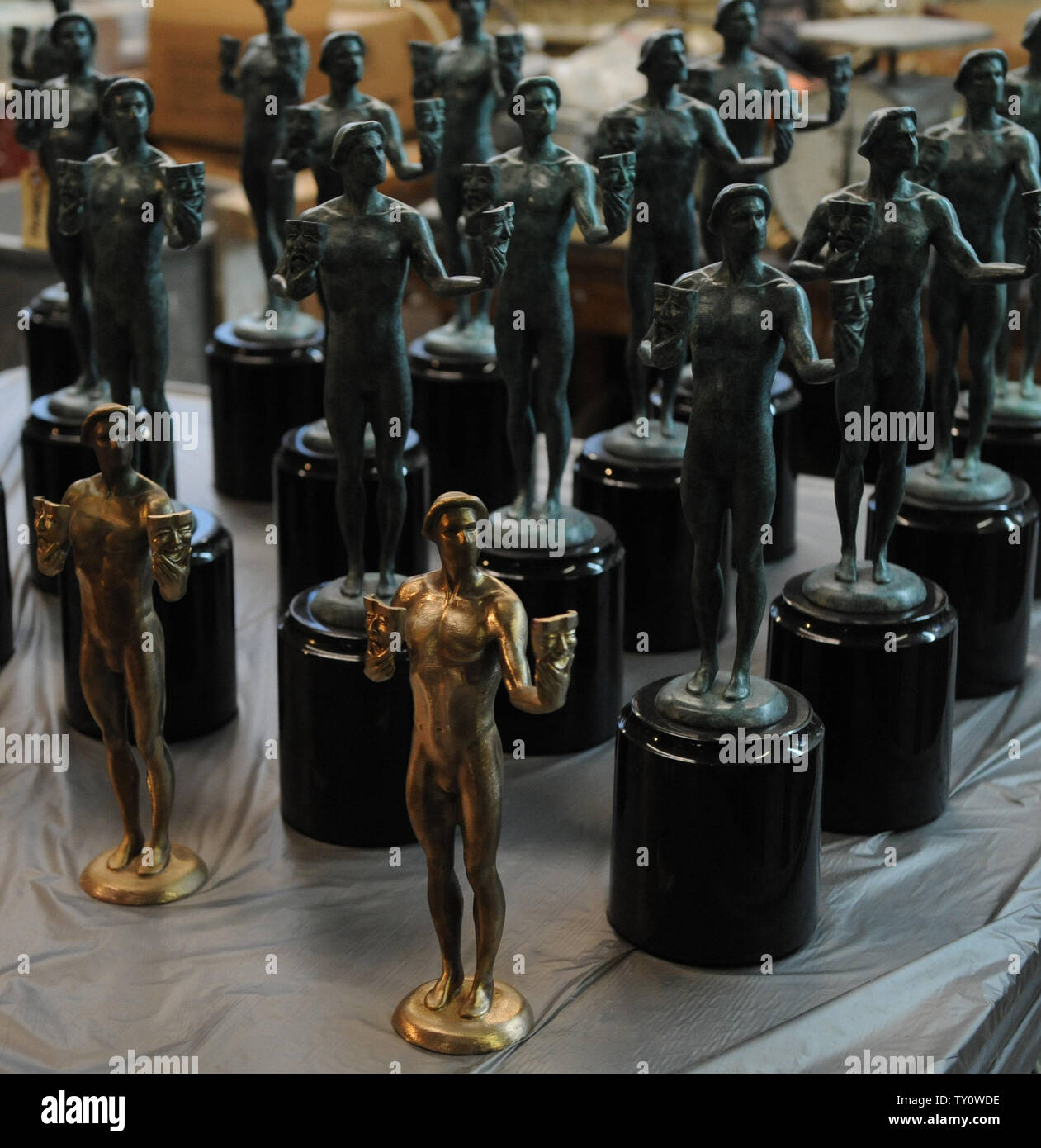 Finito di premio di cooperativa di attori di schermo le statuine sono visualizzate in American Fine Arts Fonderia di Burbank, in California, il 14 gennaio 2009. L'attore statuette saranno consegnati ai vincitori durante la quindicesima SAG Awards che si terrà il 25 gennaio a Los Angeles. (UPI foto/Jim Ruymen) Foto Stock