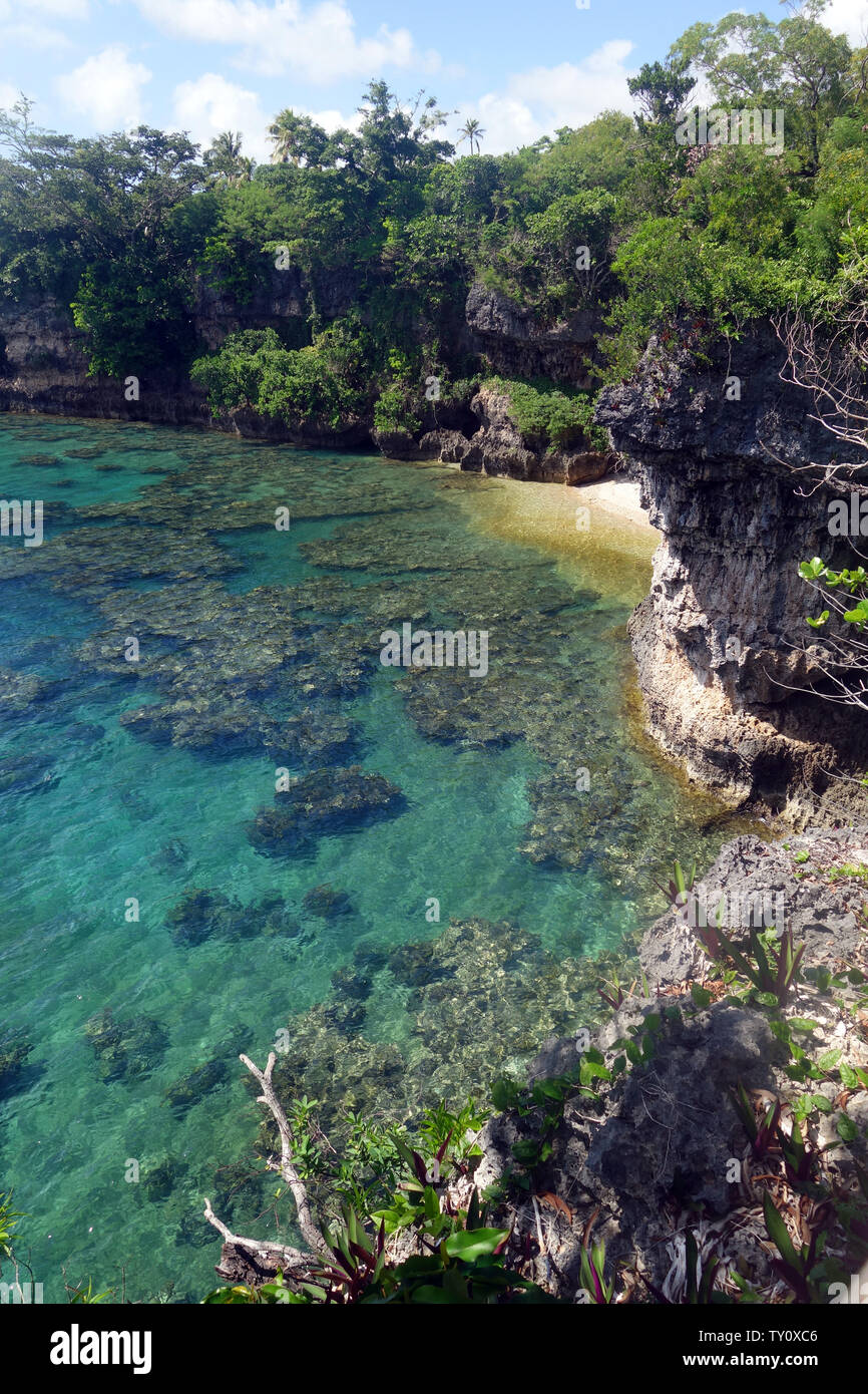 Spiaggia di nascosto e scogliere a Top Rock riserva marina, Saama, Efate, Vanuatu Foto Stock