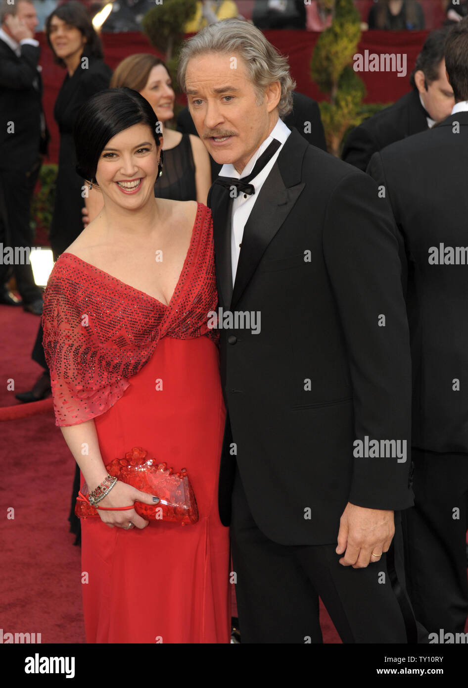 Attore Kevin Kline e sua moglie Phoebe Cates arrivano al 81st Academy  Awards di Hollywood di Febbraio 22, 2009. (UPI Photo/ Roger L. Wollenberg  Foto stock - Alamy