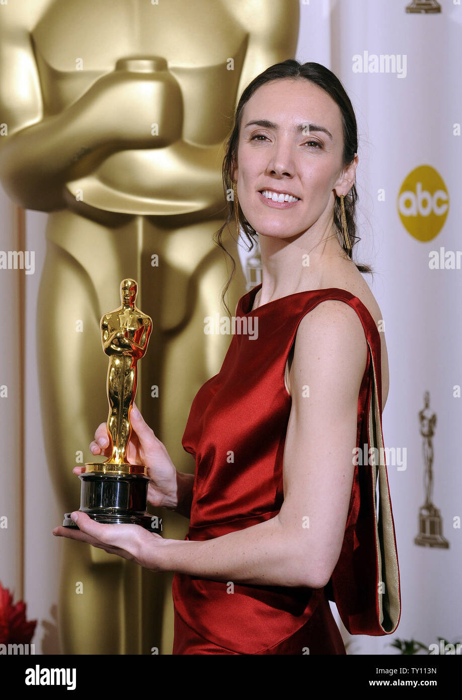 Megan Mylan trattiene il suo Oscar per il Miglior Documentario Corto Oggetto dietro le quinte 81st Academy Awards di Hollywood di Febbraio 22, 2009. (UPI foto/Fil McCarten) Foto Stock