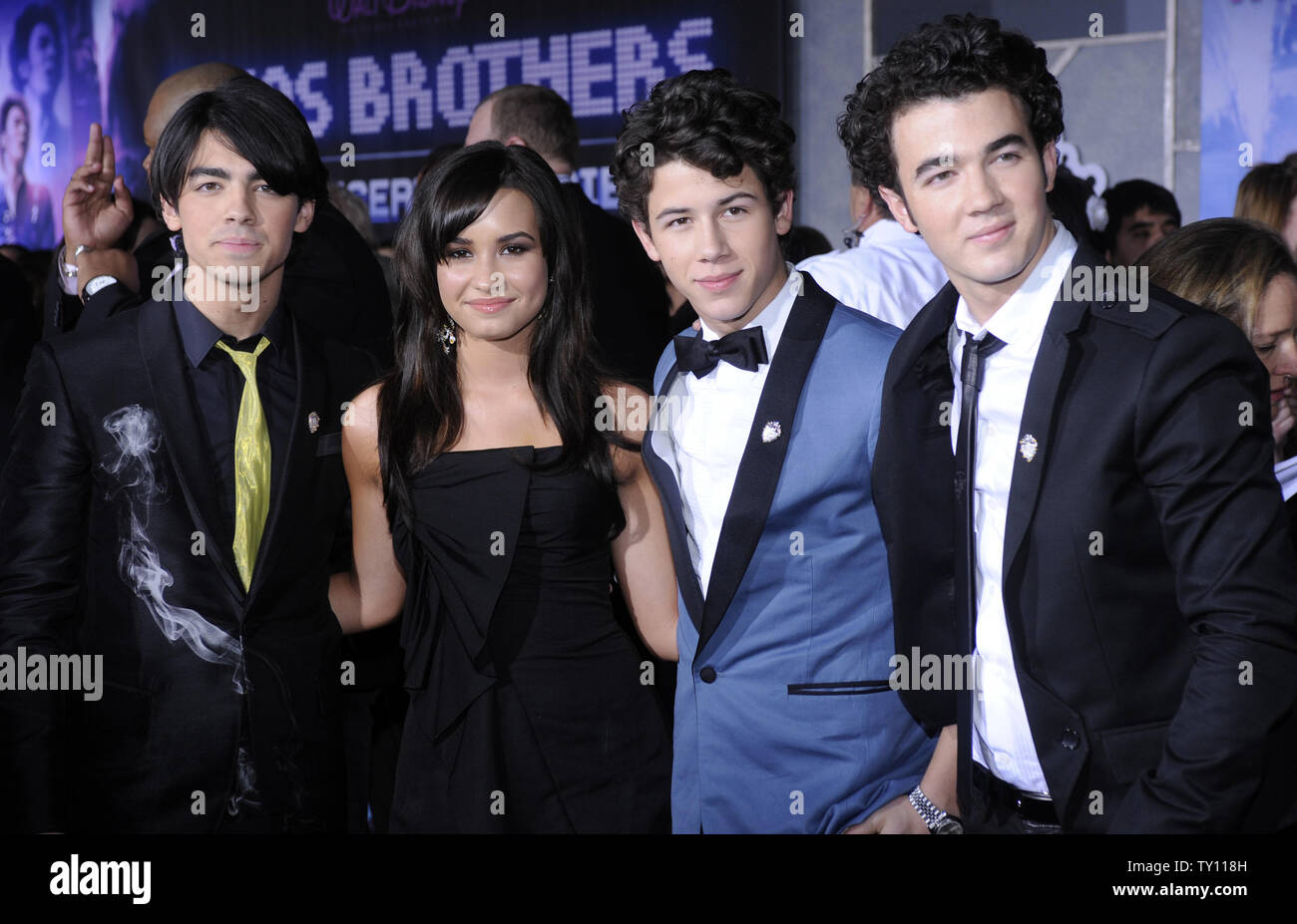 Joe Jonas (L-R),Demi Lovato, Nick Jonas e Kevin Jonas frequentare la premiere del film 'Jonas Brothers: 3D Concerto esperienza' a Los Angeles il 24 febbraio 2009. (UPI Photo/ Phil McCarten) Foto Stock