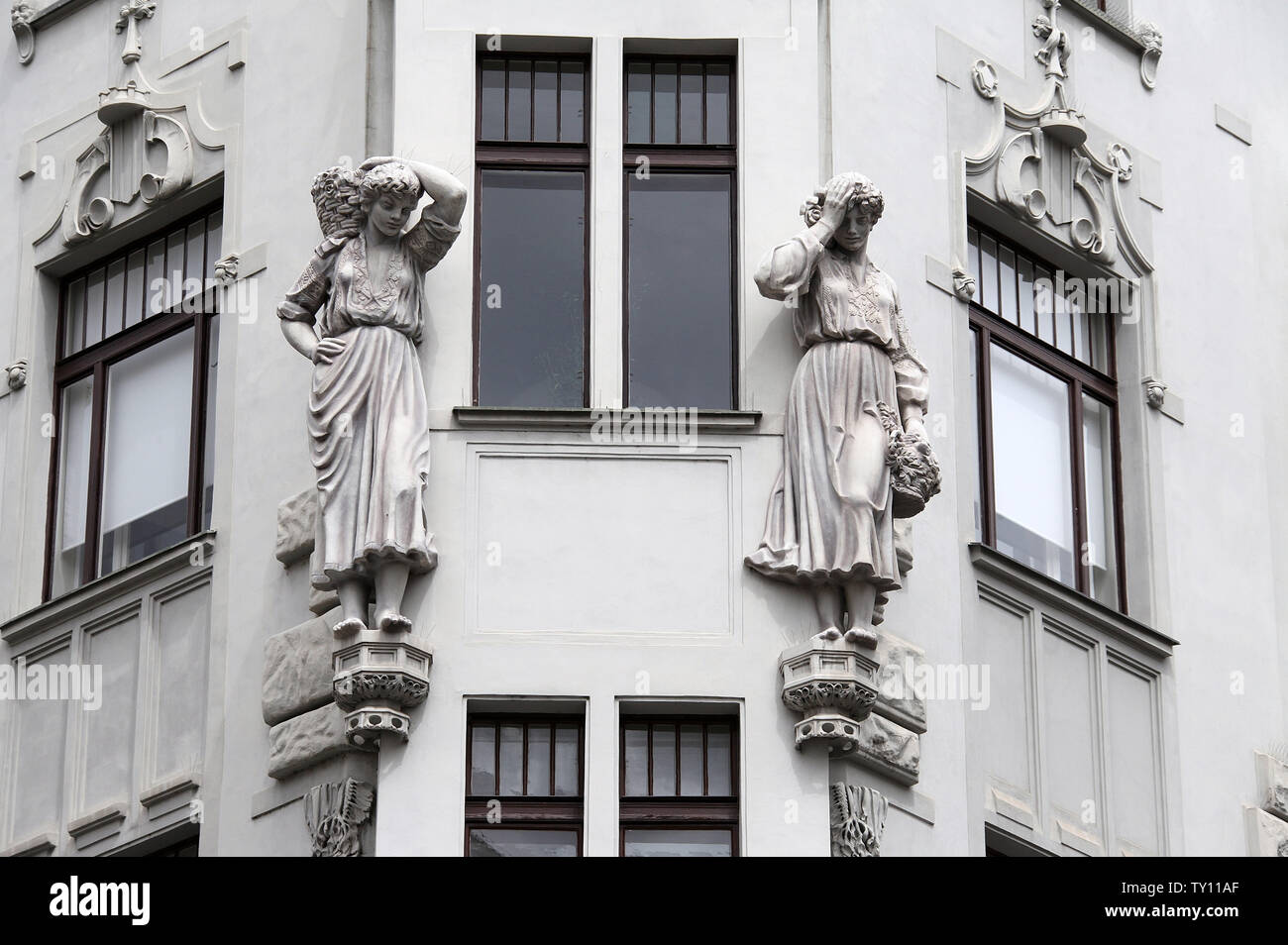 Statue di ragazze da Ucraina su U Dvou Malorusek edificio di appartamenti a Praga Foto Stock