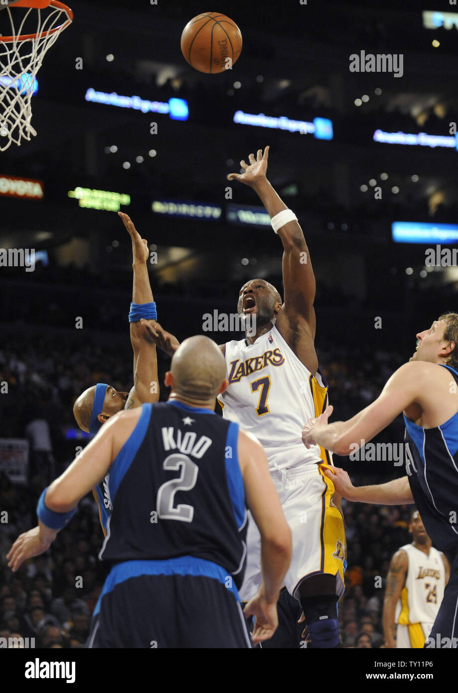 Angeles Lakers' Lamar Odom (7) va al cestello contro Dallas Mavericks' durante la seconda metà di un basket NBA Game a Los Angeles il 15 marzo 2009. Lakers ha vinto 107-100. (UPI Photo/ Phil McCarten) Foto Stock