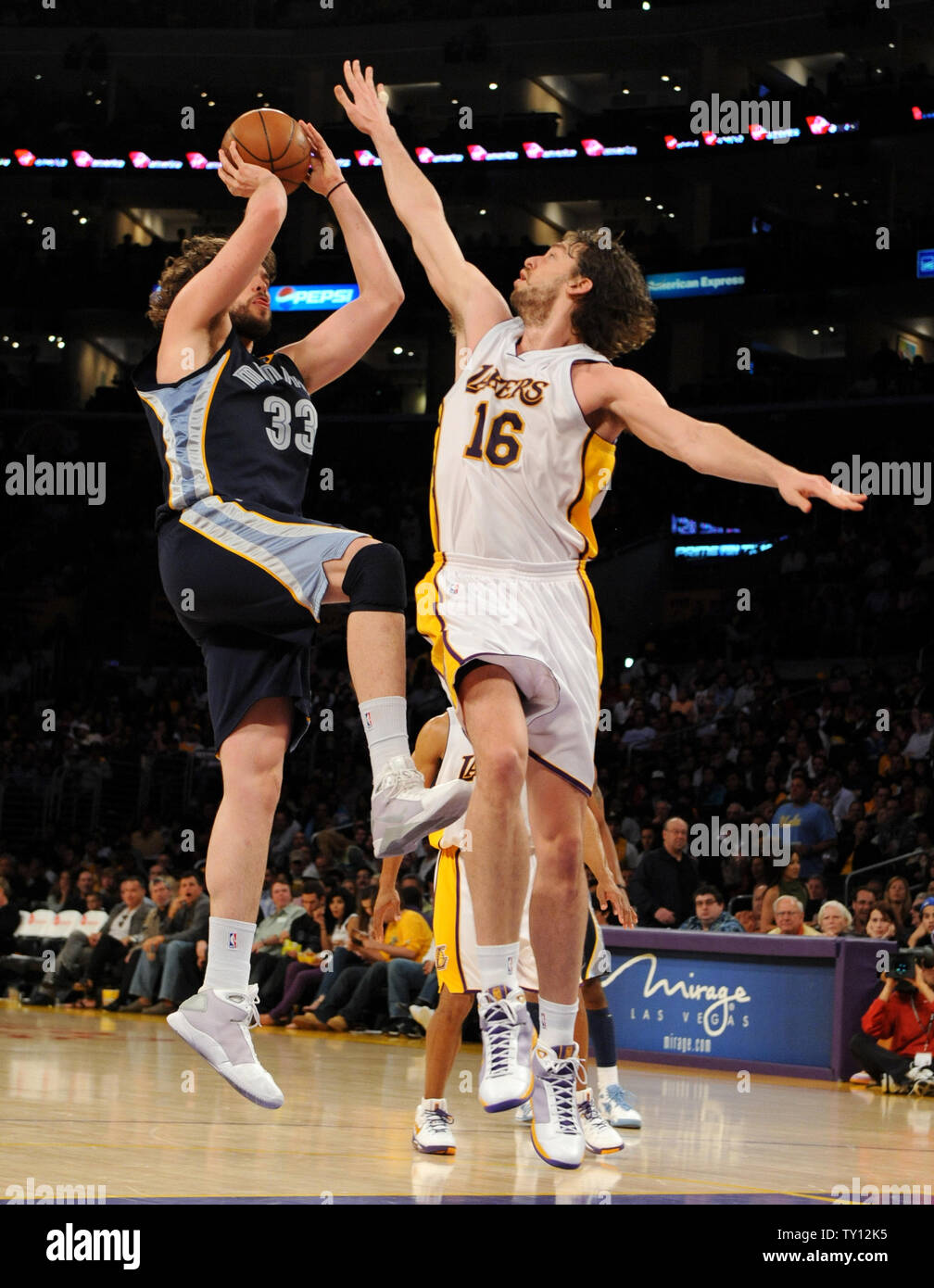Los Angeles Lakers center Pau Gasol (16) di Spagna, difende come suo fratello e Memphis Grizzlies center Marc Gasol (33) aziona la corsia durante la seconda metà di un basket NBA Game a Los Angeles il 12 aprile 2009. (UPI foto/Jim Ruymen) Foto Stock