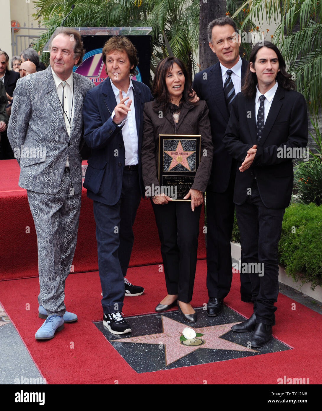 Olivia Harrison (C), vedova dell ex Beatle George Harrison e il loro figlio Dhani (R) sono uniti da attore Eric Idle (L) ex Beatle Paul McCartney, (2nd-L), e l'attore Tom Hanks durante una postuma Hollywood Walk of Fame star dedizione per il ritardo di Beatle a Los Angeles il 14 aprile 2009. (UPI foto/Jim Ruymen) Foto Stock