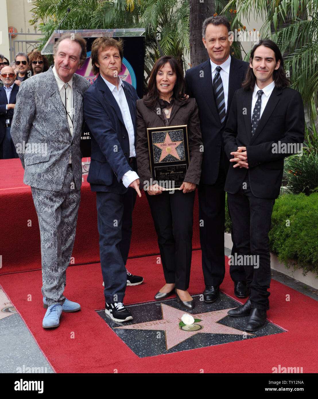 Olivia Harrison (C), vedova dell ex Beatle George Harrison e il loro figlio Dhani (R) sono uniti da attore Eric Idle (L) ex Beatle Paul McCartney, (2nd-L), e l'attore Tom Hanks durante una postuma Hollywood Walk of Fame star dedizione per il ritardo di Beatle a Los Angeles il 14 aprile 2009. (UPI foto/Jim Ruymen) Foto Stock