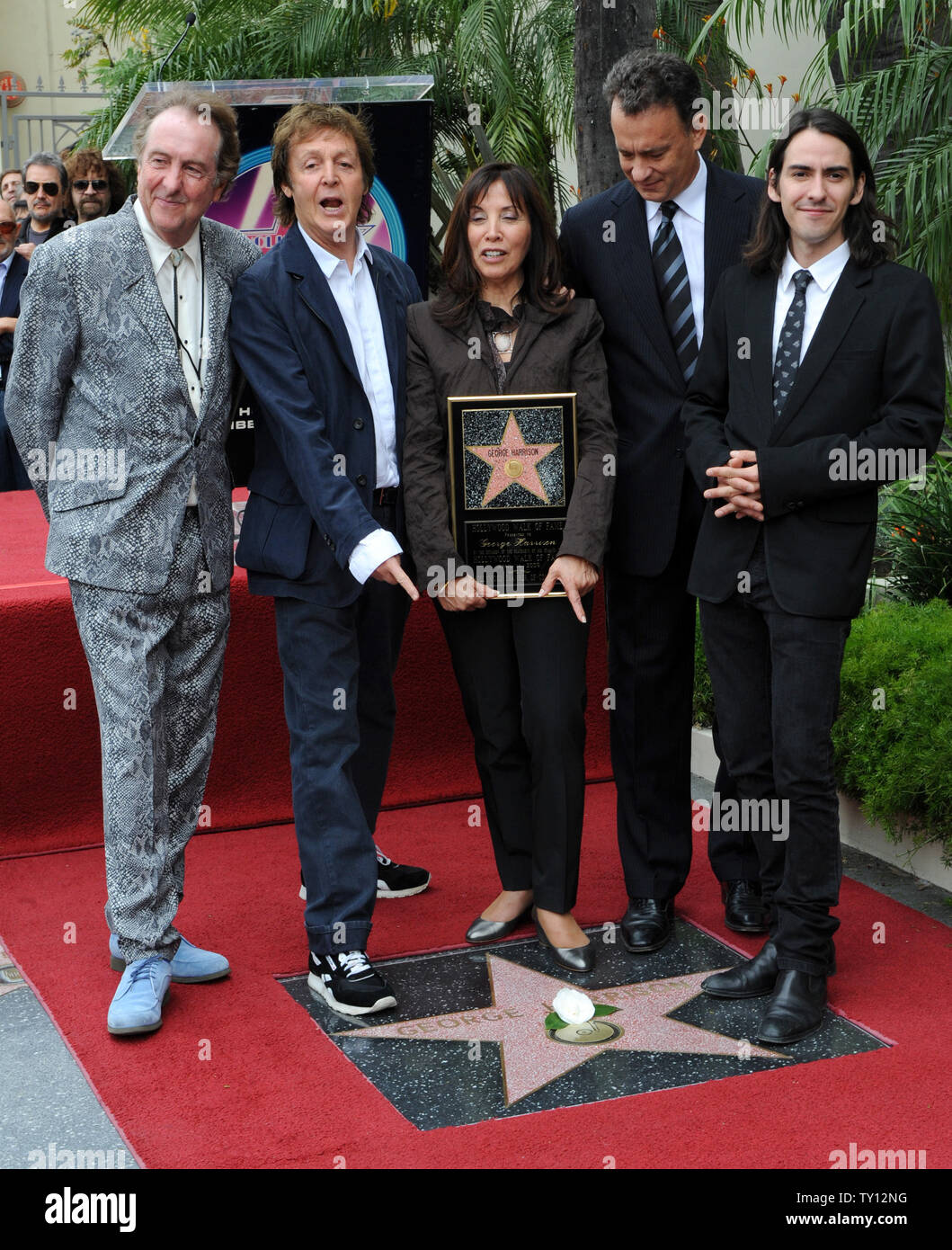 Olivia Harrison (C), vedova dell ex Beatle George Harrison e il loro figlio Dhani (R) sono uniti da attore Eric Idle (L) ex Beatle Paul McCartney, (2nd-L), e l'attore Tom Hanks durante una postuma Hollywood Walk of Fame star dedizione per il ritardo di Beatle a Los Angeles il 14 aprile 2009. (UPI foto/Jim Ruymen) Foto Stock