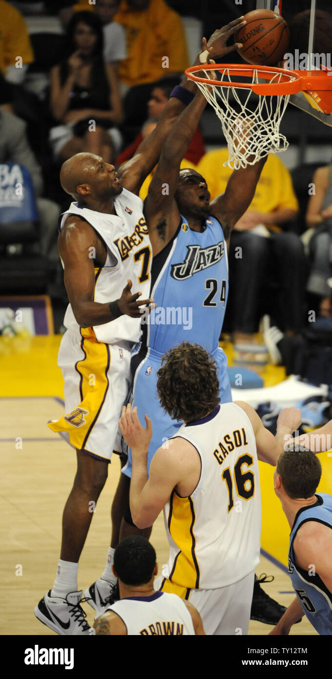 Utah Jazz Paul Milsap (24) va al cestello come i Los Angeles Lakers' Lamar Odom (7) difende durante la seconda metà del loro NBA Western Conference Primo Turno playoff game a Los Angeles il 19 aprile 2009. Lakers win 113-100. (UPI Photo/ Phil McCarten) Foto Stock