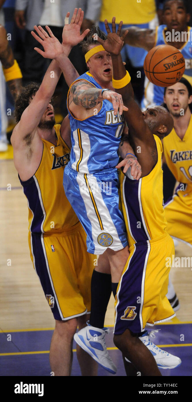 Denver Nuggets' Chris Andersen (11) passa la palla come i Los Angeles Lakers' Pau Gasol (L) e Lamar Odom (R) difendere durante la prima metà del loro NBA Western Conference gioco finale 2 a Los Angeles il 21 maggio 2009. (UPI Photo/ Phil McCarten) Foto Stock