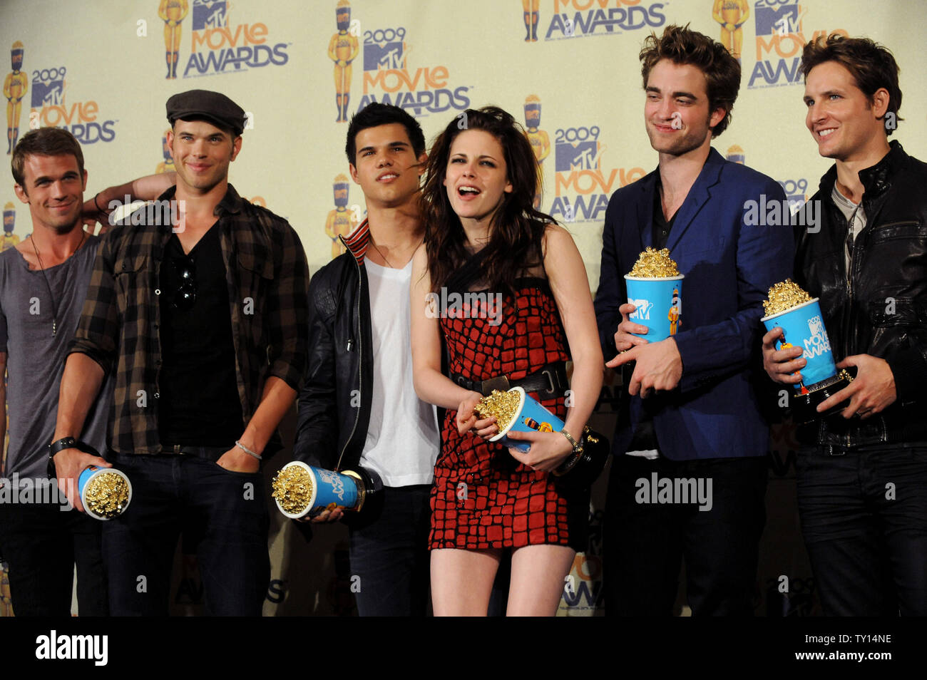 Kristen Stewart (4th-L) e Robert Pattinson (5th-L) unire i Cast Members backstage con premi per il film 'Twilight', a MTV Movie Awards in città universale, California il 31 maggio 2009. Pattinson ha vinto il titolo di best maschio rivoluzionarie, il migliore bacio con Stewart e miglior lotta. 'Twilight' ha vinto per il miglior film. (UPI foto/Jim Ruymen) Foto Stock