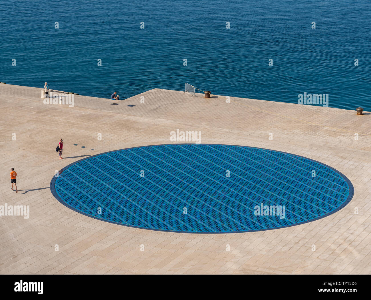 Monumento al sole al porto di Zadar in Croazia Foto Stock