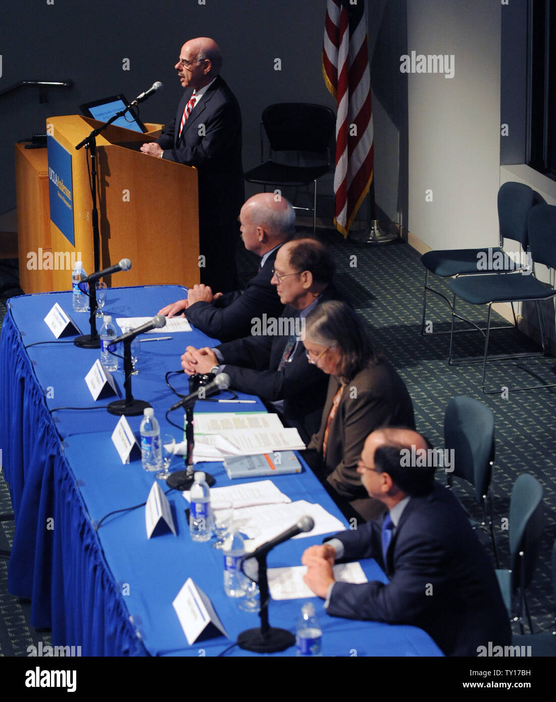 Casa Energia e commercio il presidente del Comitato sost. Henry Waxman, D-CA ospita un cambiamento climatico il forum presso la UCLA, concentrandosi.in California nel ruolo di un leader nazionale sulle politiche sul clima e l interazione.tra la California soluzioni di riscaldamento globale atto e gli Stati Uniti Casa di.rappresentanti' American Clean Energy e Security Act. Scienza e politica.gli esperti per discutere le più recenti ricerche sul cambiamento climatico ed economico.le opportunità derivanti dalle politiche sul clima. UPI/Jim Ruymen Foto Stock