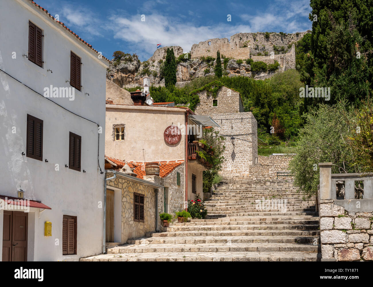 Bar locale e castello nella città croata di Cittanova in Istria Foto Stock