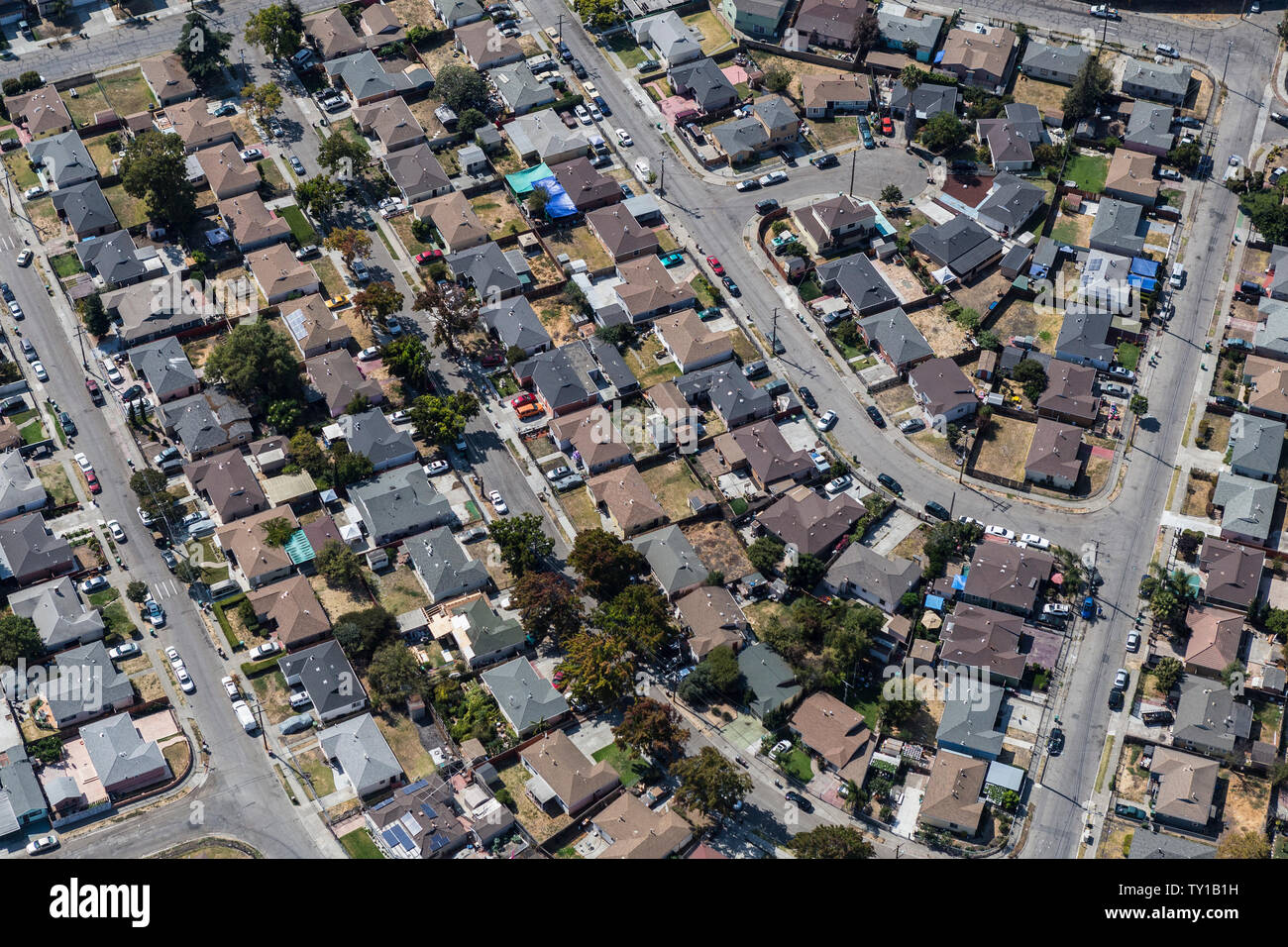 Antenna di strade residenziali e case nei pressi di San Leandro e di Oakland, California. Foto Stock