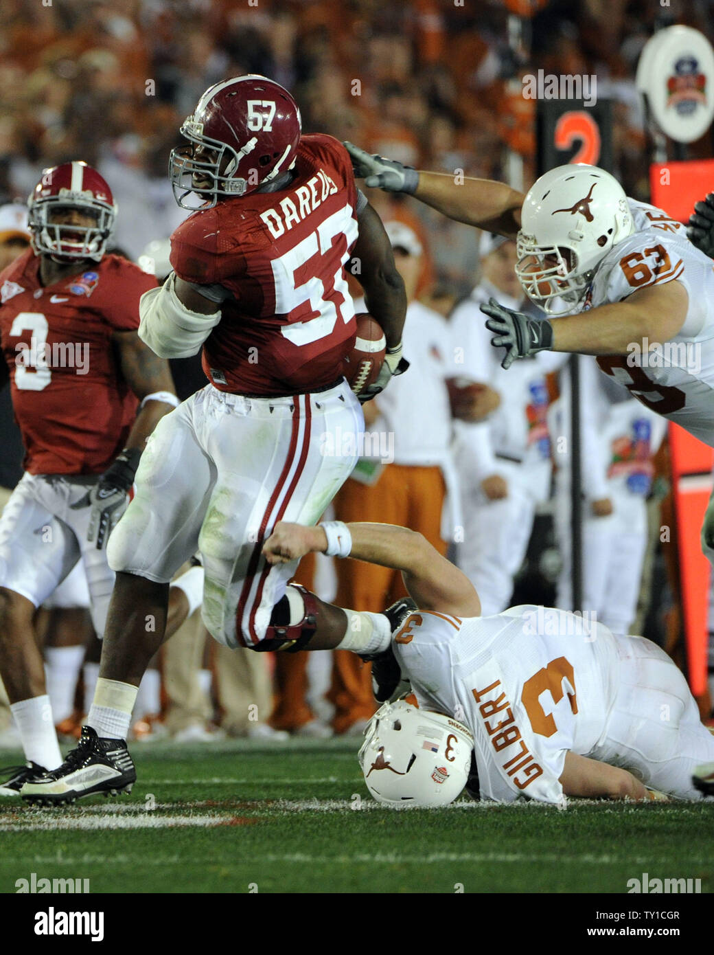 Alabama Crimson Tide defensive lineman Marcell Dareus (57) capannoni Texas quarterback Garrett Gilbert (3) e i punteggi su un cantiere 28 intercettazione nel secondo trimestre 2010 di azione nazionale BCS Championship Game a Pasadena, in California il 7 gennaio 2010. UPI/Jon SooHoo Foto Stock