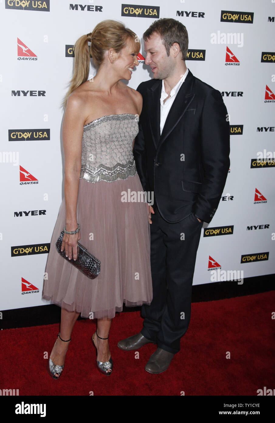 Toni Collette e marito Dave Galafassi arrivano sul tappeto rosso al G'Day USA 2010 Los Angeles Black Tie Gala in Hollywood, il 16 gennaio 2010. I successi di eventi di alto profilo per i singoli contributi significativi per le loro industrie e per l'eccellenza nel promuovere l'Australia negli Stati Uniti. (UPI/David Silpa) Foto Stock