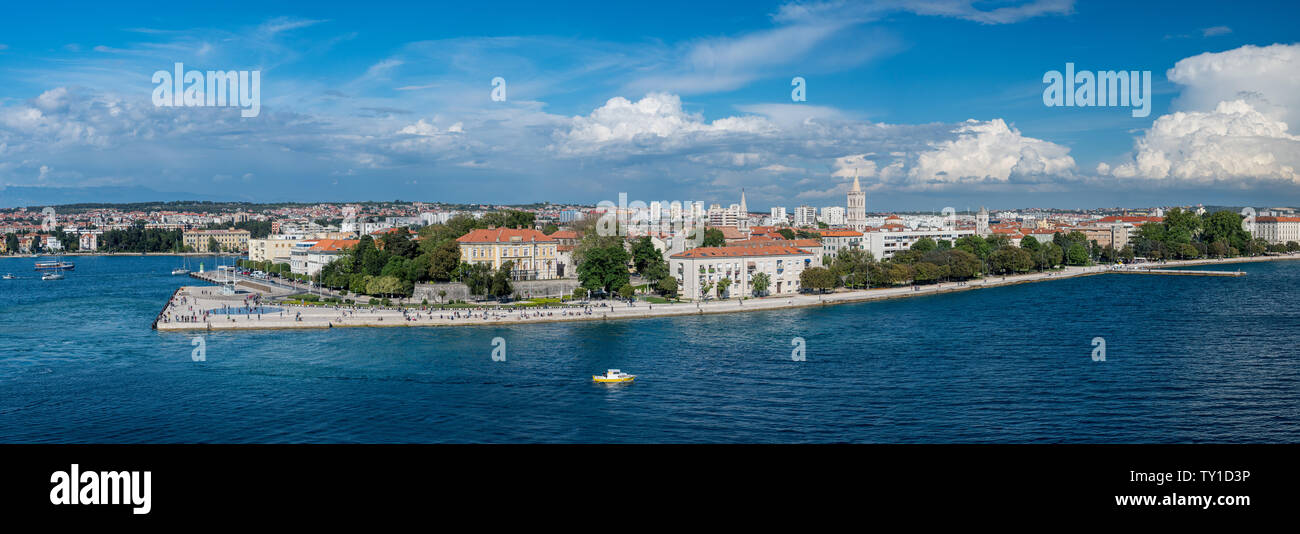 La nave di crociera lasciando il dock al porto di Zadar in Croazia Foto Stock