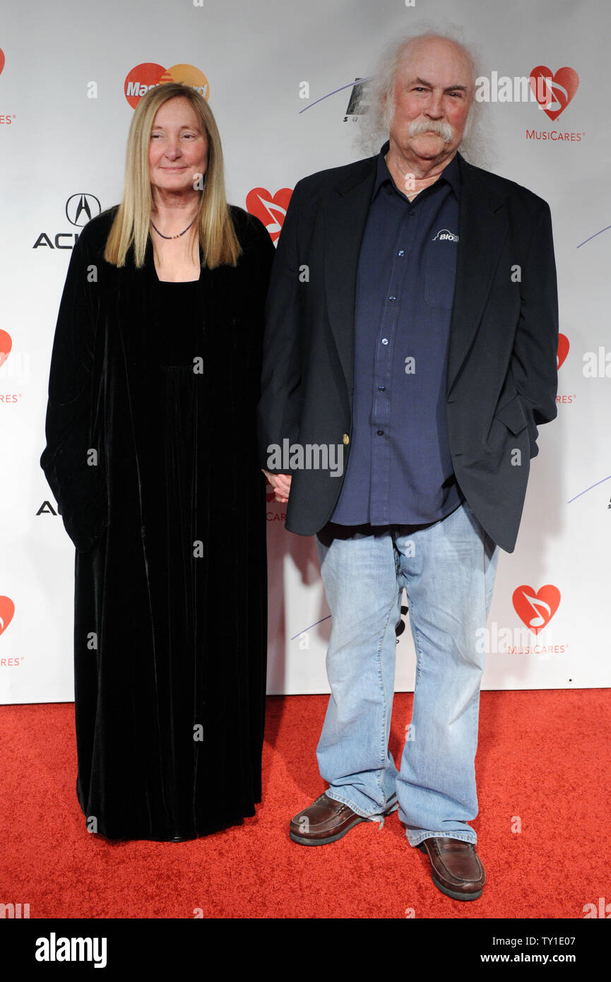 David Crosby e sua moglie Jan Dance frequentare il 2010 MusiCares persona dell'anno tributo a Neil Young a Los Angeles il 29 gennaio 2010. UPI/Jim Ruymen Foto Stock