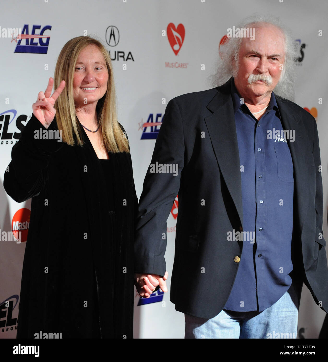 David Crosby e sua moglie Jan Dance frequentare il 2010 MusiCares persona dell'anno tributo a Neil Young a Los Angeles il 29 gennaio 2010. UPI/Jim Ruymen Foto Stock