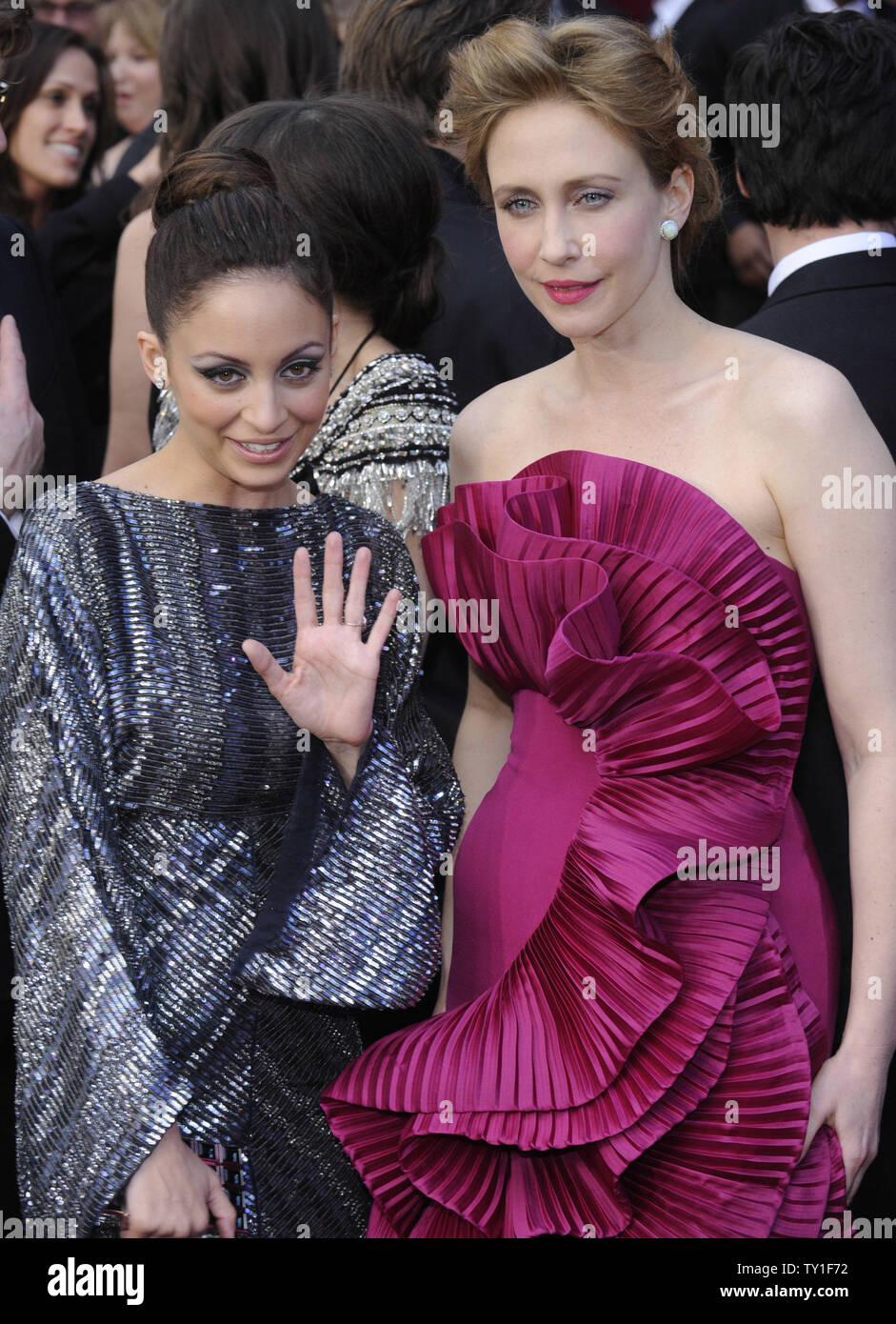 Candidato per la migliore attrice in un ruolo di supporto Vera Farmiga (R) e Nicole Richie arrivano sul tappeto rosso al ottantaduesima Academy Awards in Hollywood il 7 marzo 2010. UPI/Fil McCarten Foto Stock