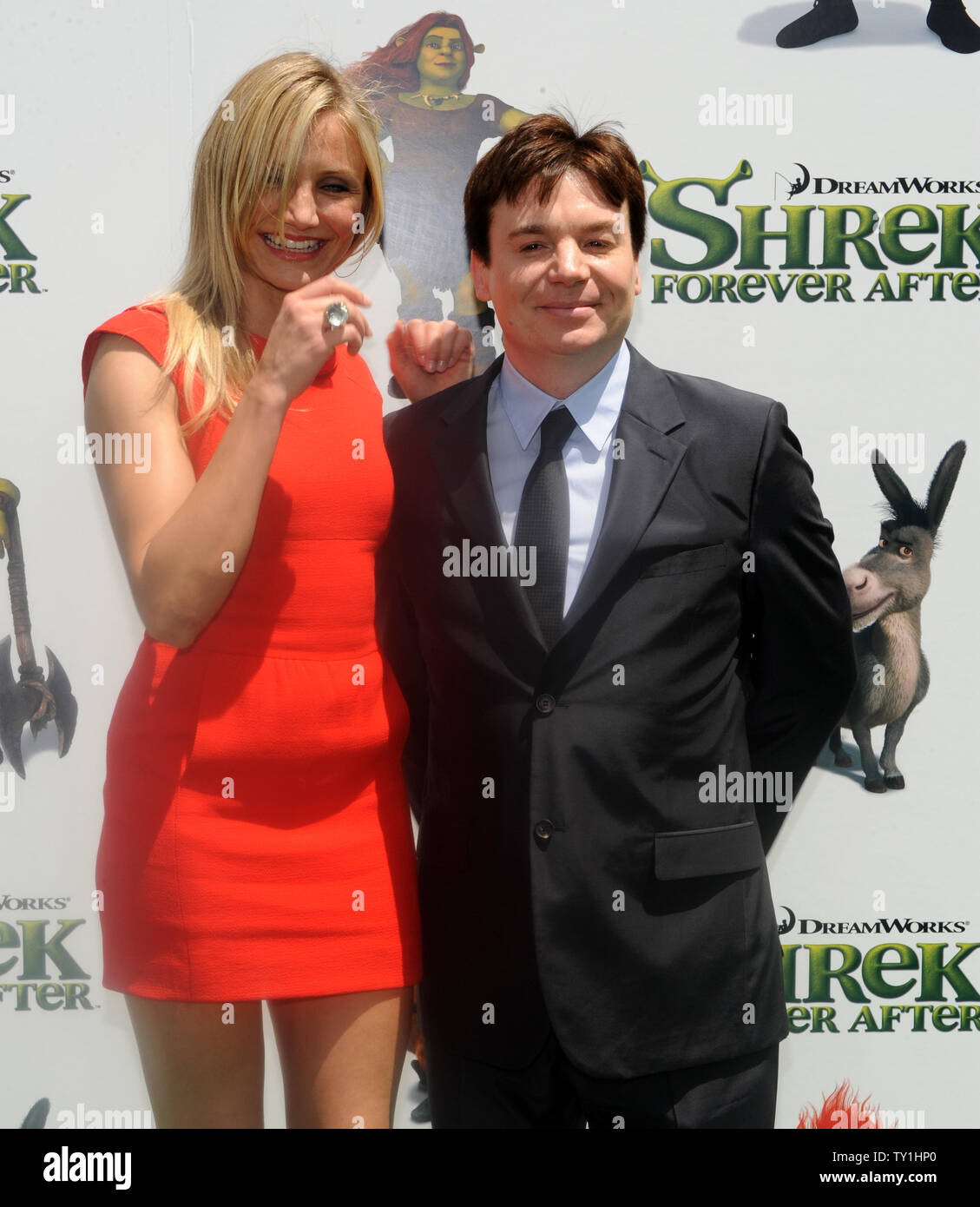 L'attrice Cameron Diaz, la voce della principessa Fiona e attore Mike Myers, la voce di Shrek nel movimento animato commedia immagine 'Shrek Forever After', partecipare alla premiere del film a Los Angeles il 16 maggio 2010. UPI/Jim Ruymen Foto Stock