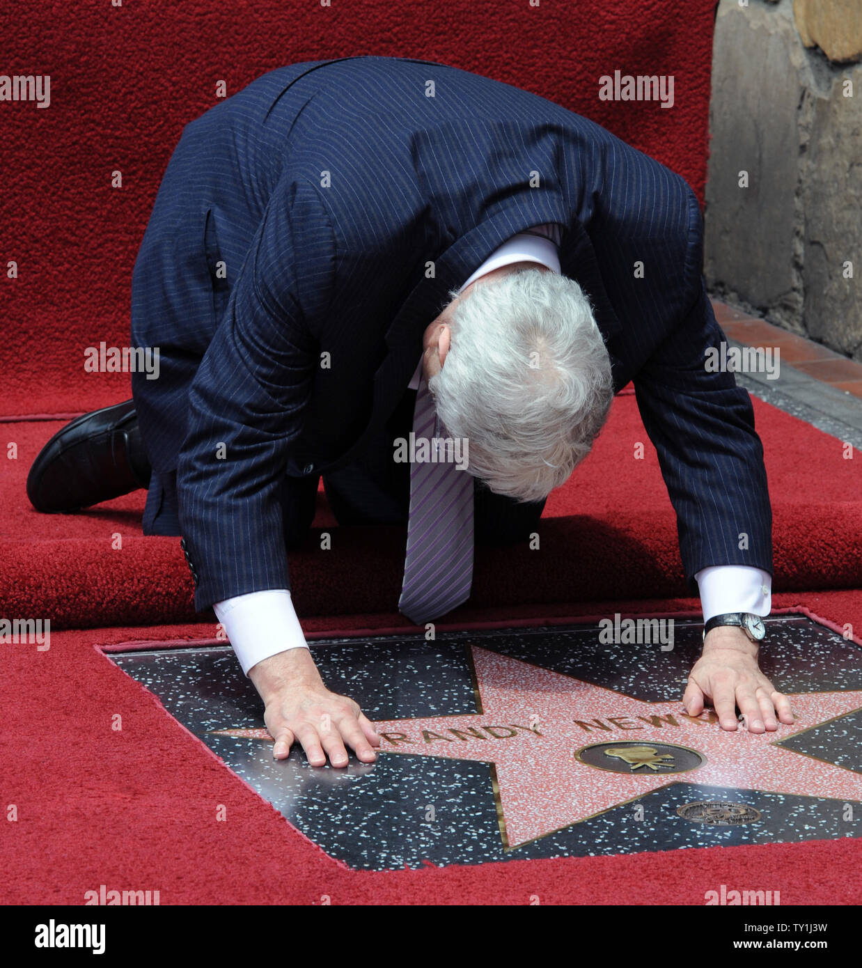 Cantante, compositore e cantautore Randy Newman non tocca la sua stella durante una cerimonia di inaugurazione in onore di lui con la 2,411th della stella sulla Hollywood Walk of Fame di fronte allo storico Musso & Frank Grill a Los Angeles il 2 giugno 2010. UPI/Jim Ruymen Foto Stock