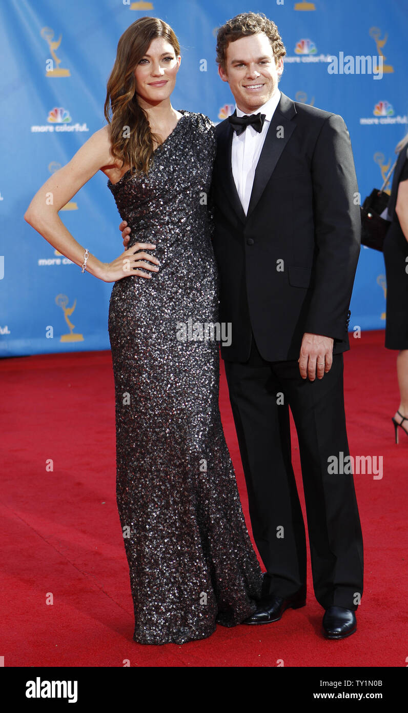 Michael C. Hall e della moglie e 'Dexter' co-star Jennifer Carpenter arriva alla sessantaduesima Primetime Emmy Awards presso il Nokia Theatre di Los Angeles il 29 agosto 2010. UPI/Lori Shepler Foto Stock