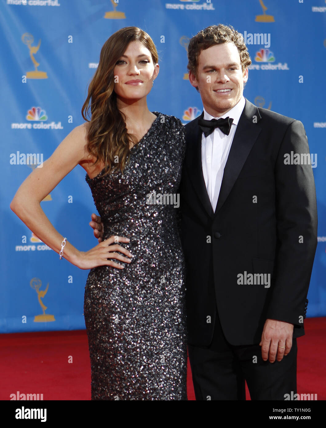Michael C. Hall e della moglie e 'Dexter' co-star Jennifer Carpenter arriva alla sessantaduesima Primetime Emmy Awards presso il Nokia Theatre di Los Angeles il 29 agosto 2010. UPI/Lori Shepler Foto Stock